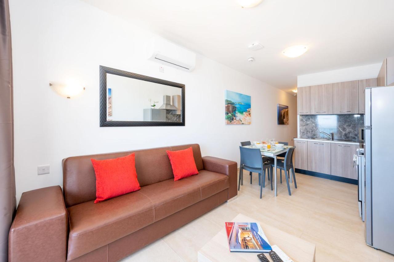 Islet Promenade Seafront 1 Bedroom Apartment With Sea View Balcony By Getawaysmalta خليج سانت بول المظهر الخارجي الصورة