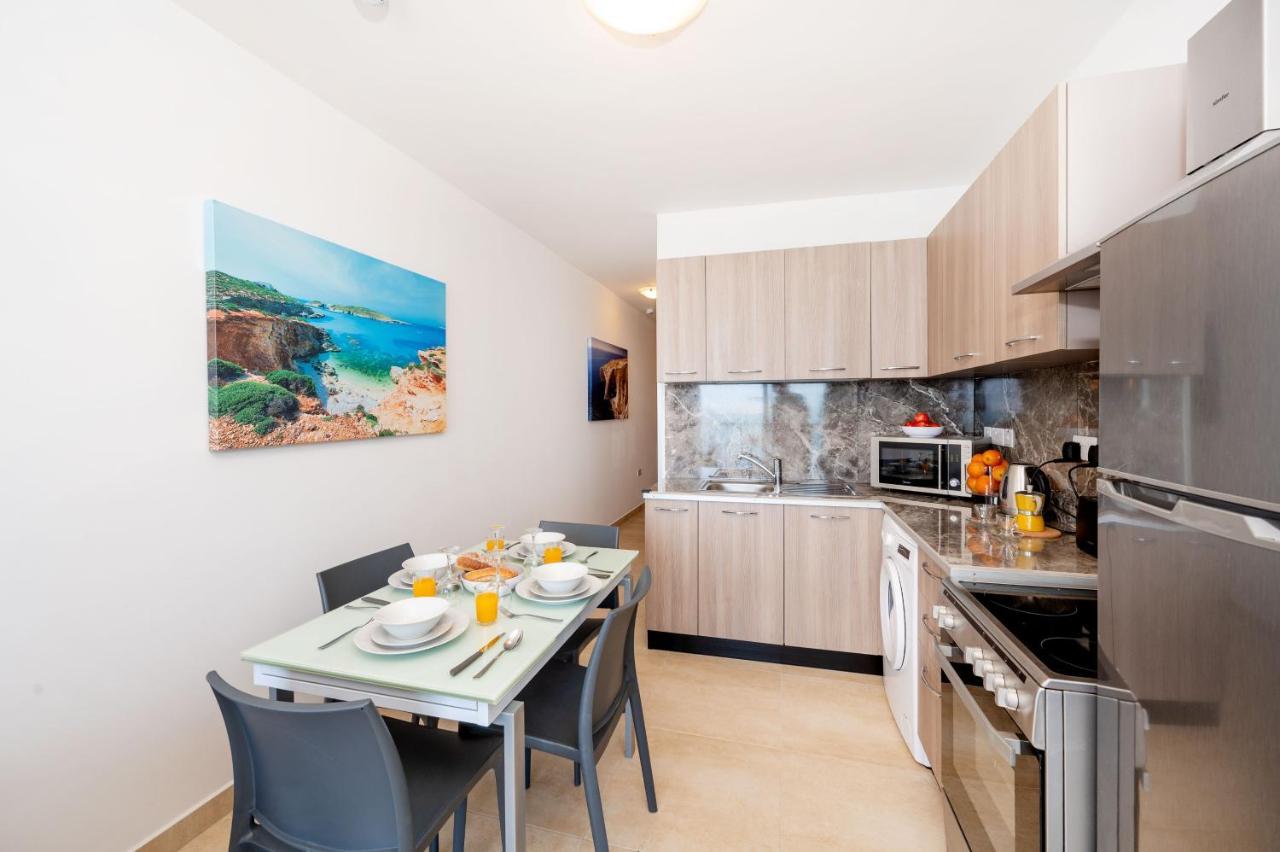 Islet Promenade Seafront 1 Bedroom Apartment With Sea View Balcony By Getawaysmalta خليج سانت بول المظهر الخارجي الصورة
