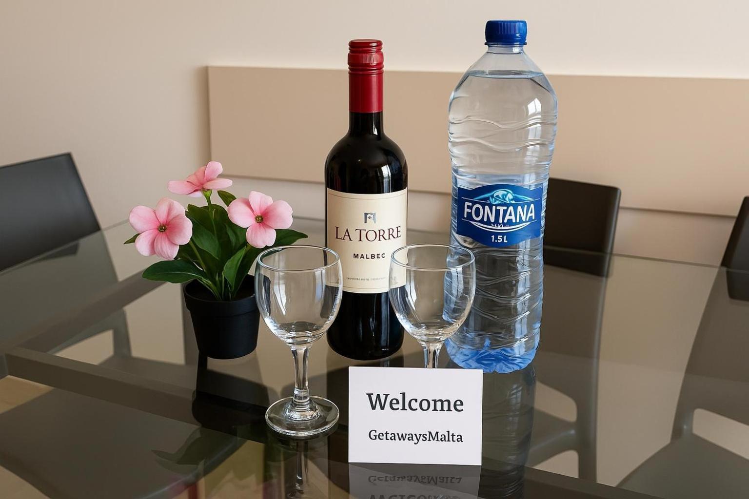Islet Promenade Seafront 1 Bedroom Apartment With Sea View Balcony By Getawaysmalta خليج سانت بول المظهر الخارجي الصورة